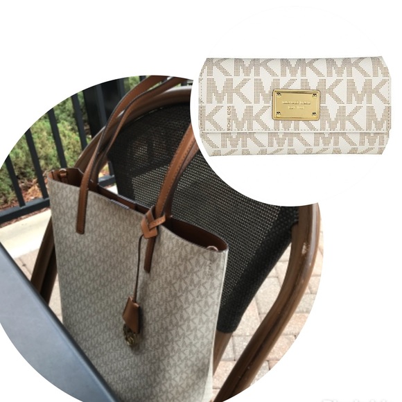 Michael Kors Handbags - ‼️SALE‼️Authentic Michael Kors tote and wallet set